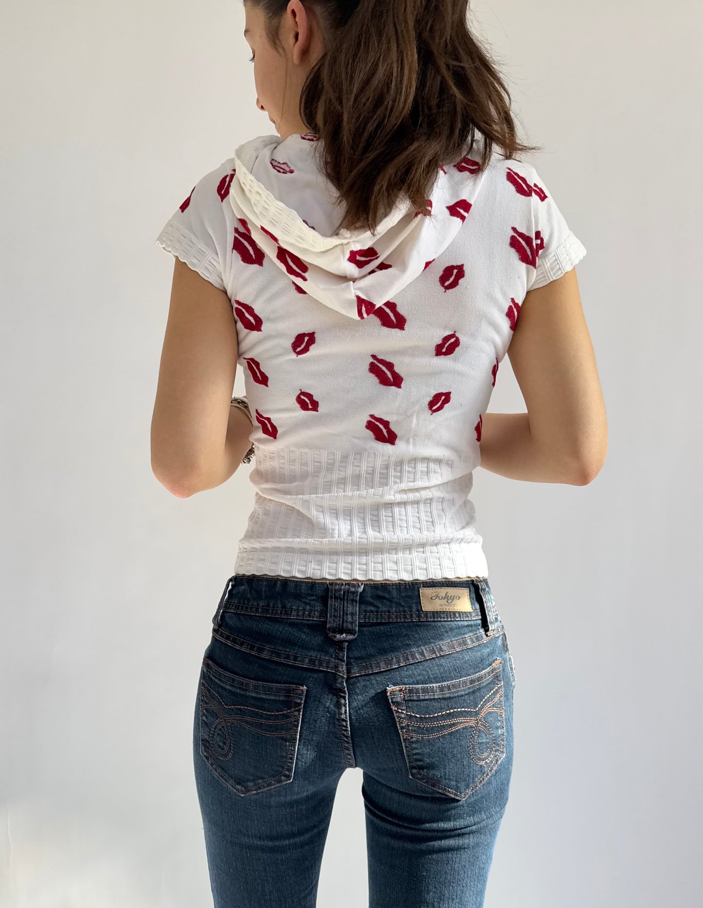 Iconic Y2K White fitted zip-up top with red lipstick print