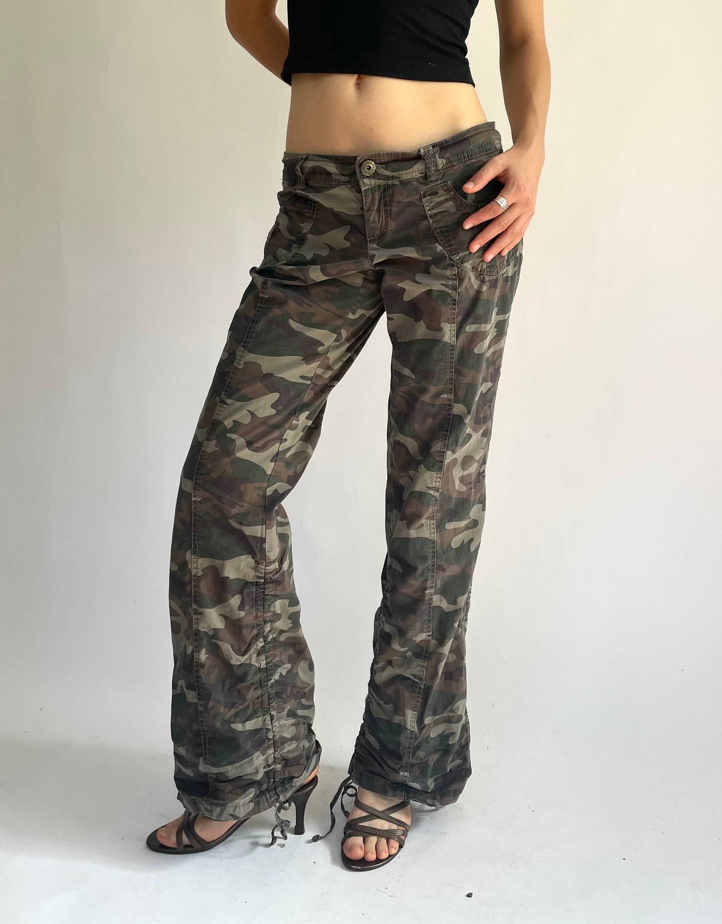 Y2k flaired cargos in size M