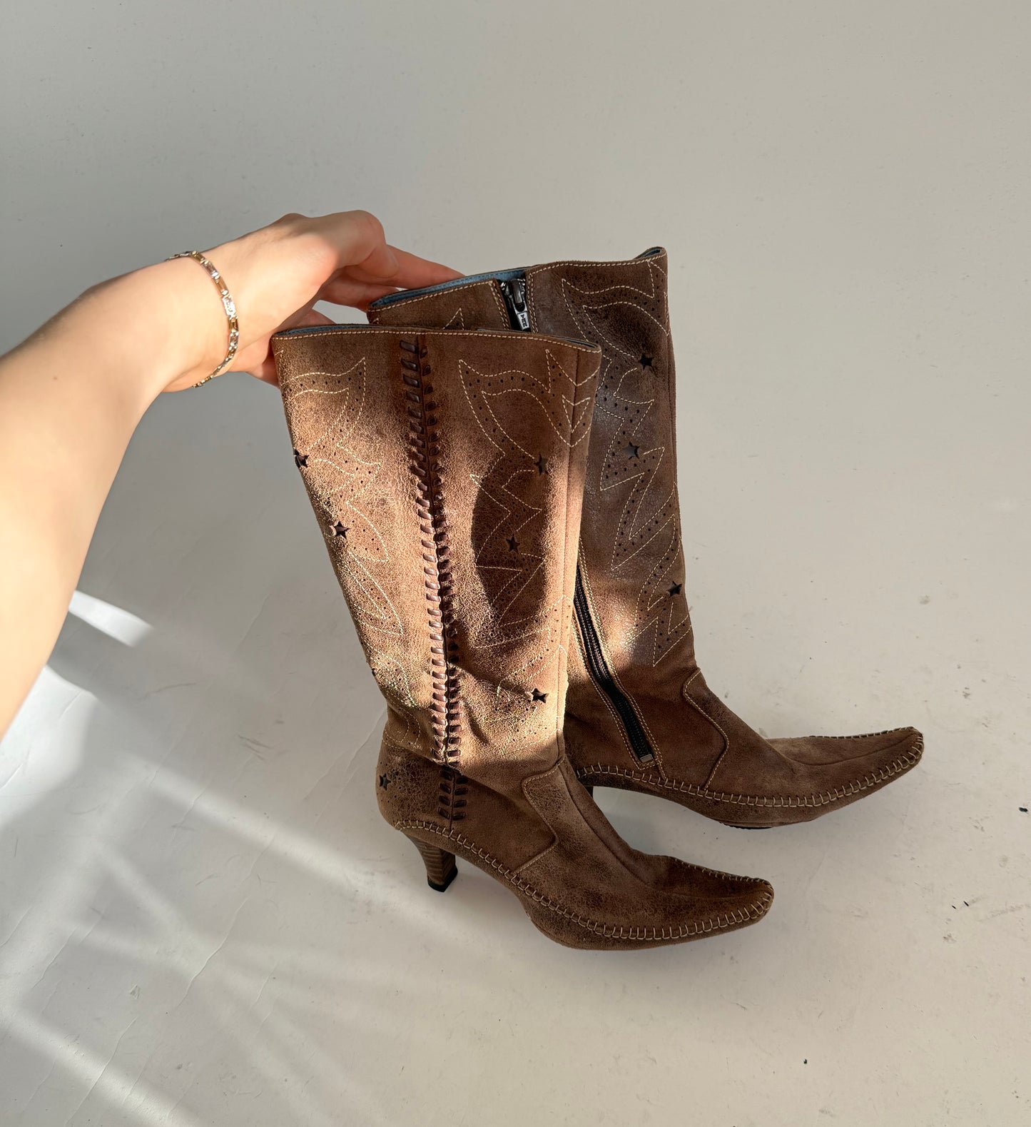 2000s tan suede leather pointed toe cowboy boots