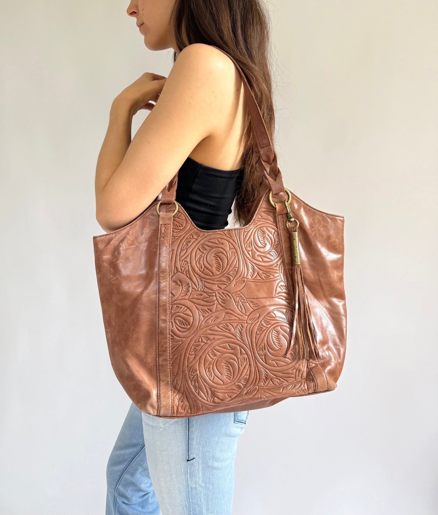 Y2K/2000s Brown leather tote bag with tassel detail