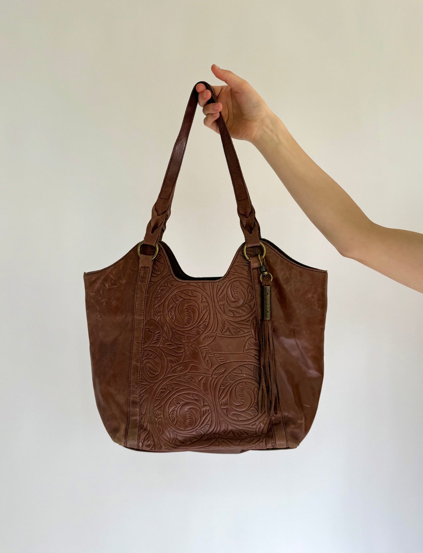 Y2K/2000s Brown leather tote bag with tassel detail
