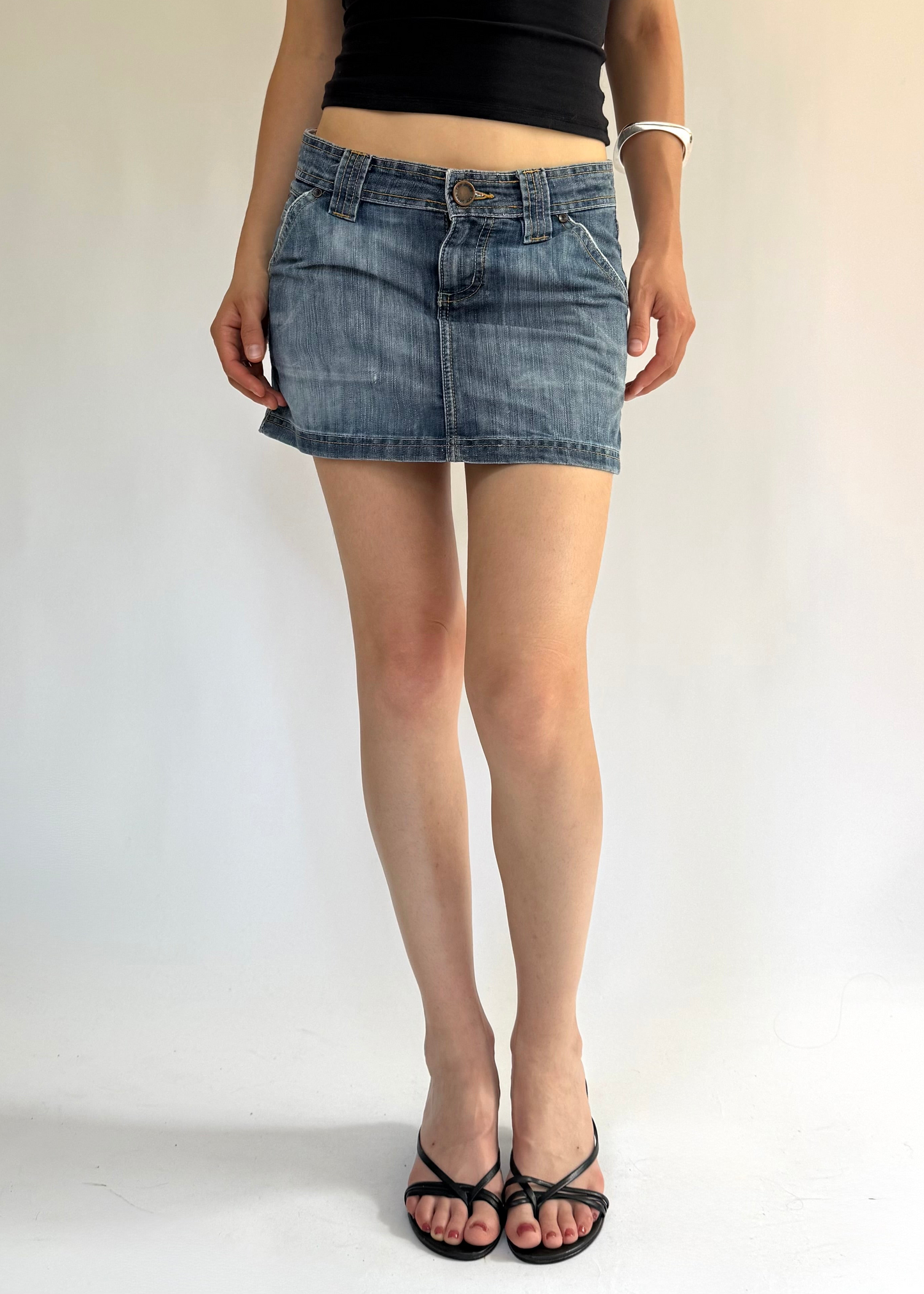 Y2K/2000s low rise mini denim skirt