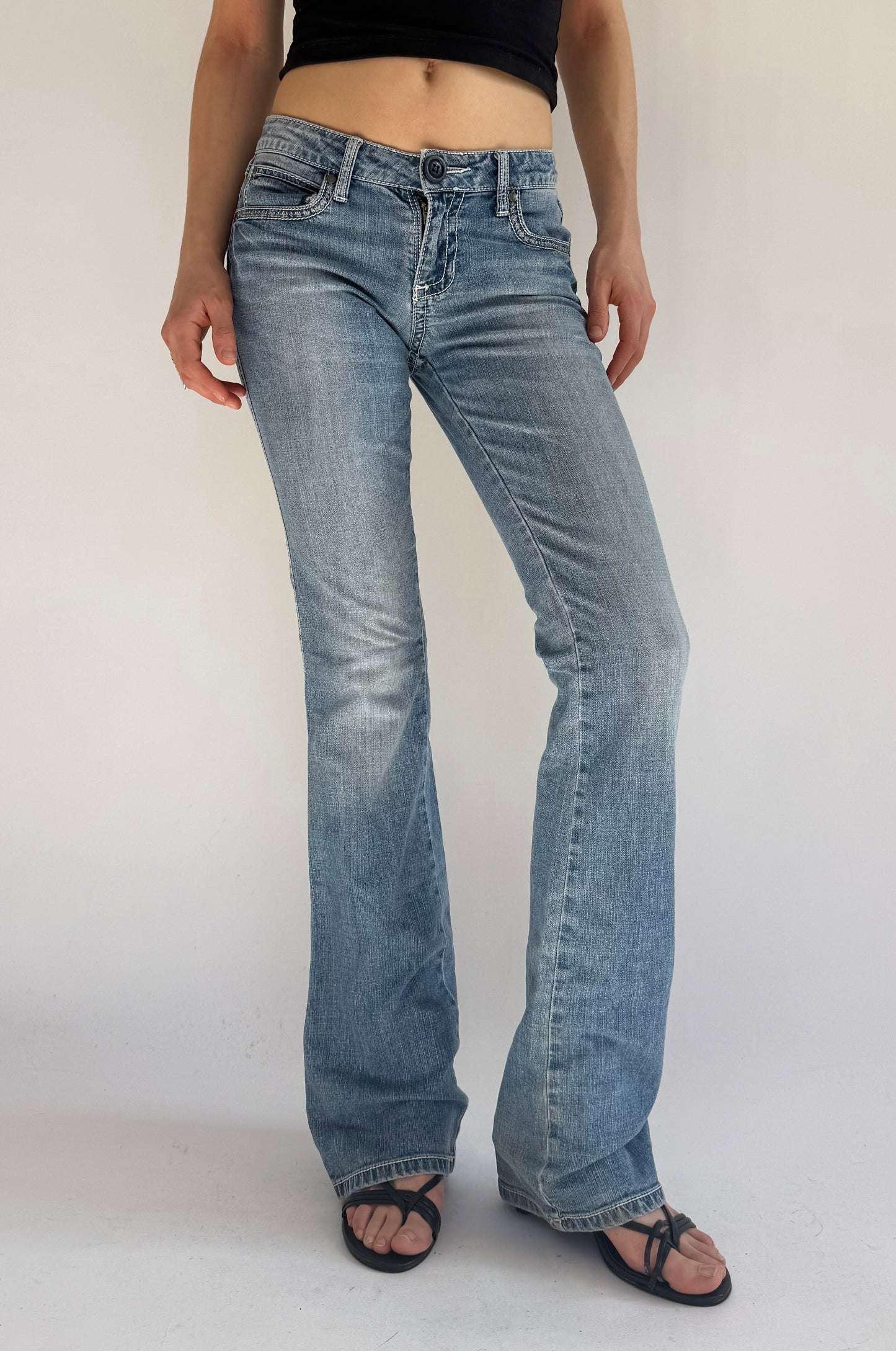 Y2K/2000s low rise flared light wash jeans