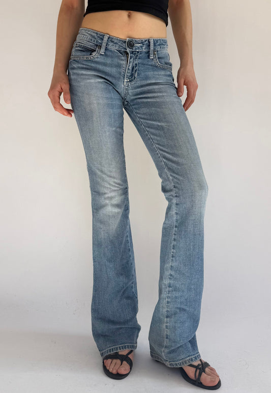 Y2K/2000s low rise flared light wash jeans
