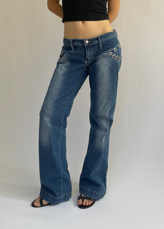 Iconic Y2K low rise flared stretchy jeans with pocket detailing