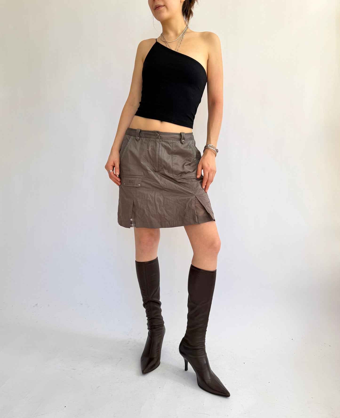 Y2K Khaki cargo skirt with pockets and zipper closure by DKNY