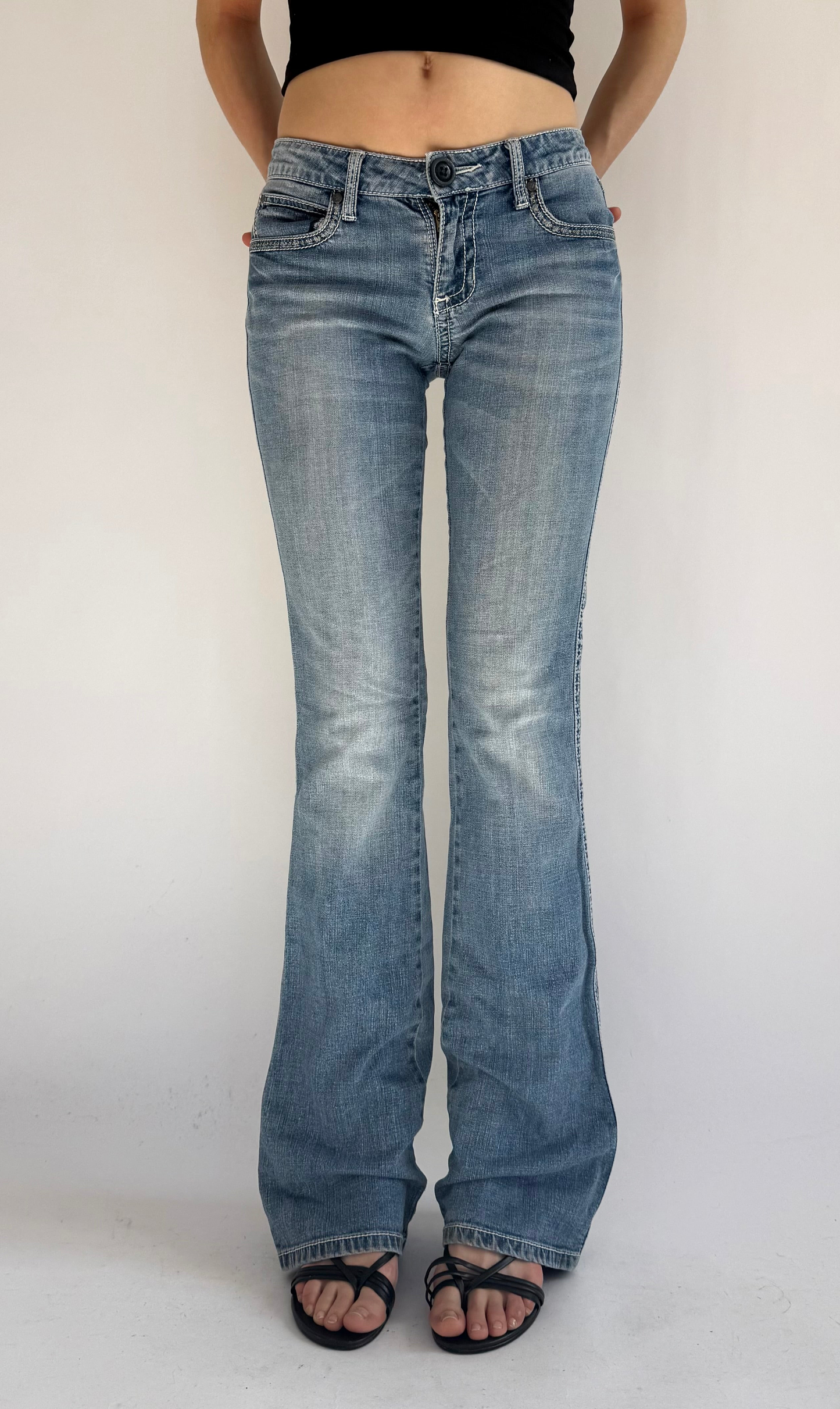 Y2K/2000s low rise flared light wash jeans