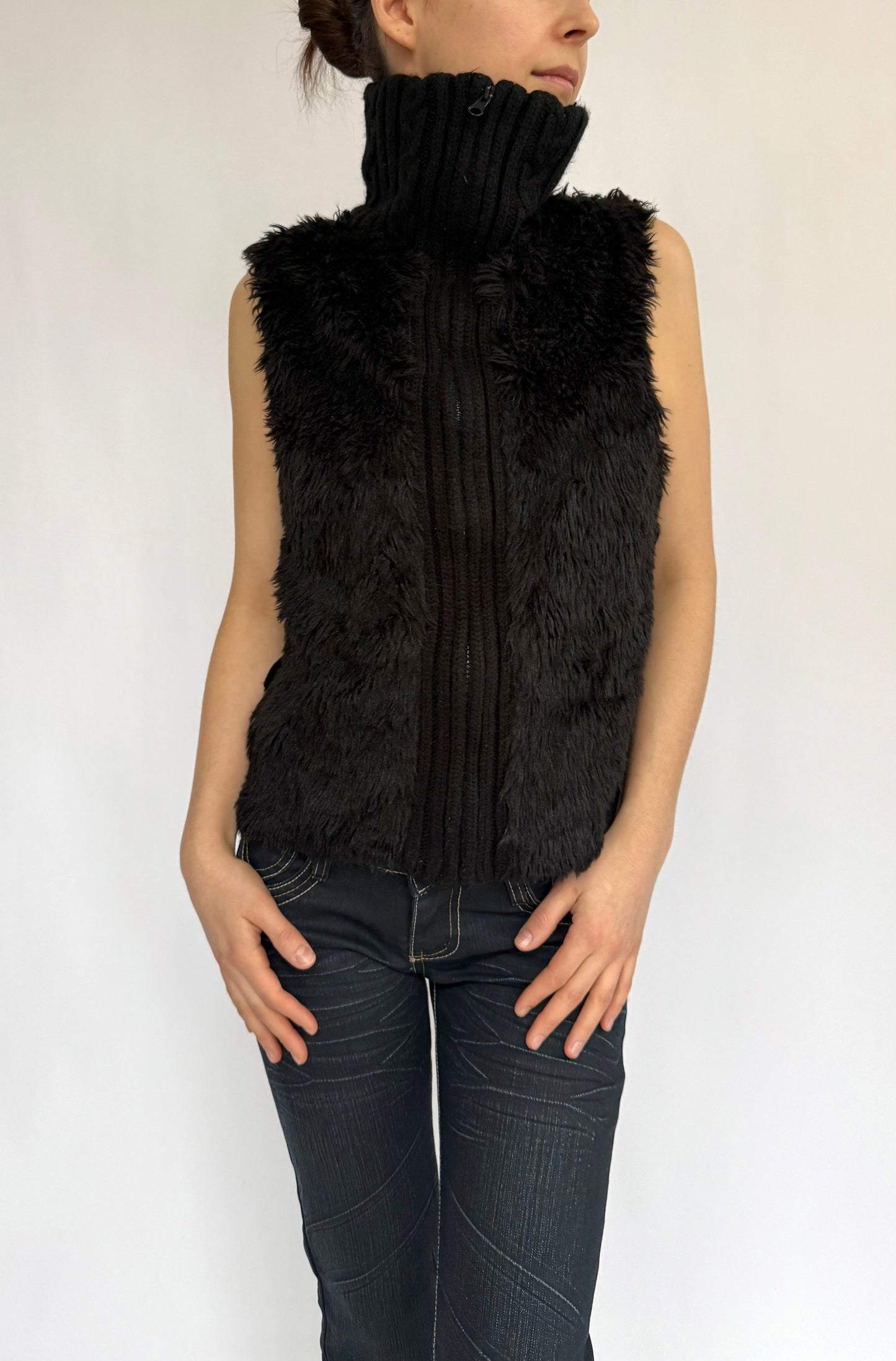 Y2K Black faux fur zip up gilet