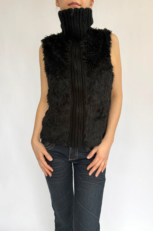 Y2K Black faux fur zip up gilet