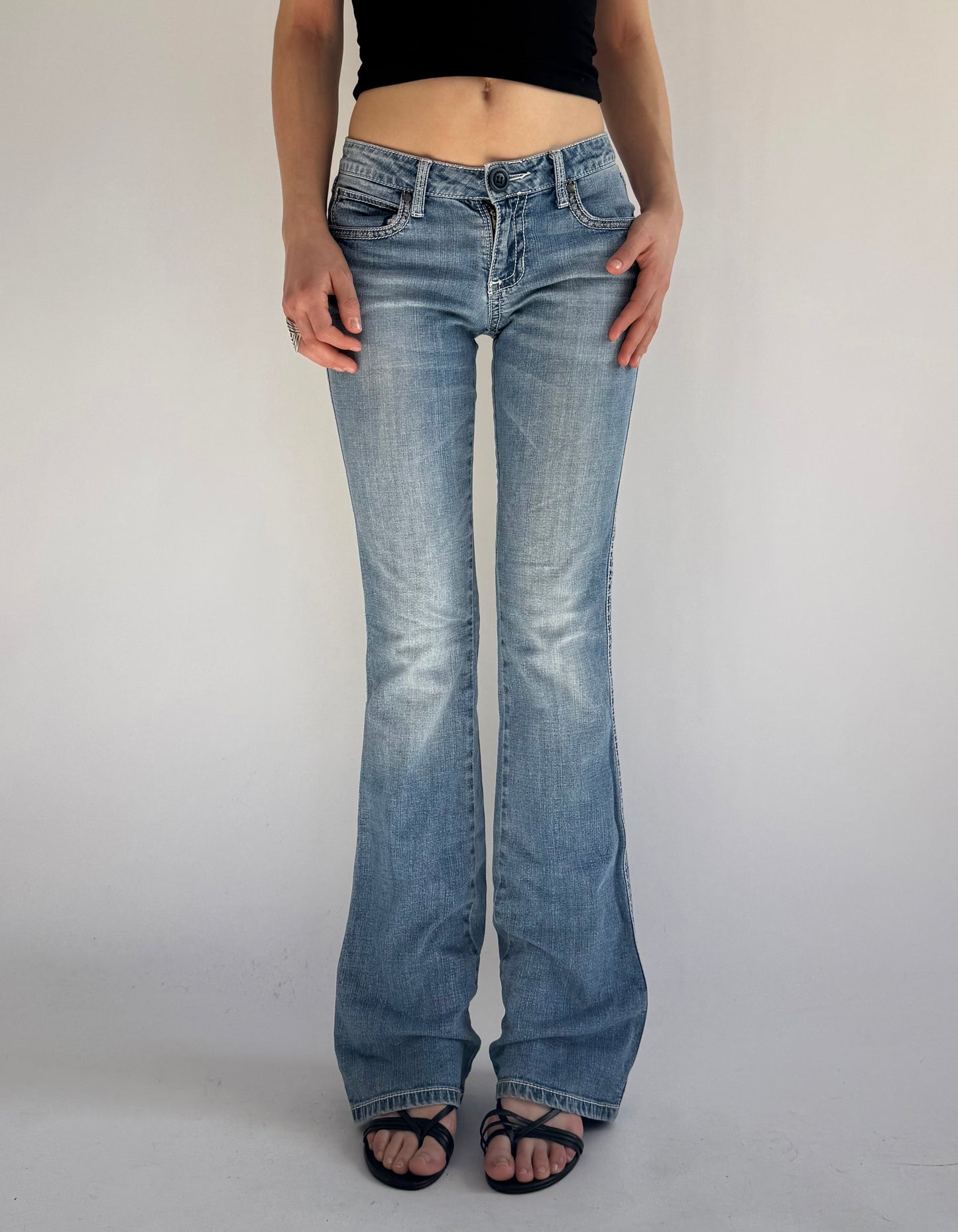 Y2K/2000s low rise flared light wash jeans