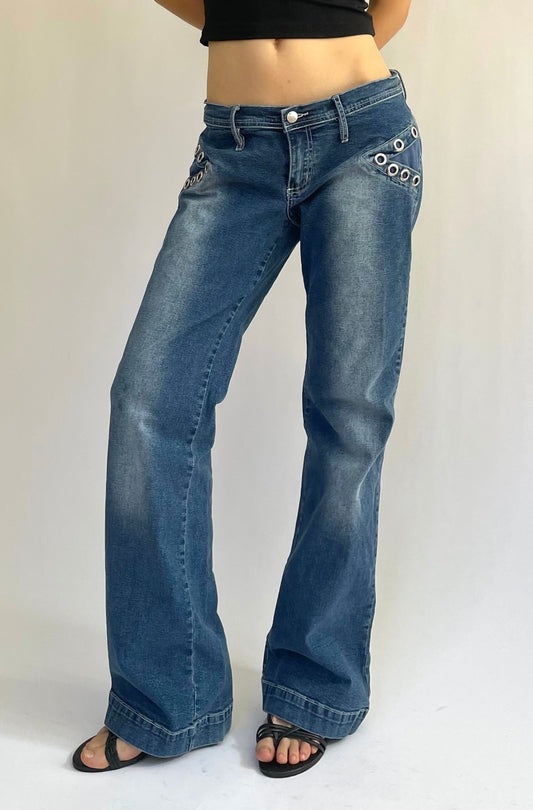 Iconic Y2K low rise flared stretchy jeans with pocket detailing